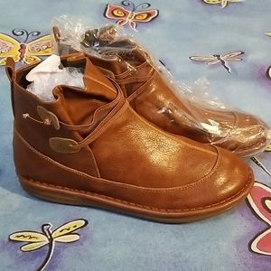 Brown ankle boots, brand new, sz 9, slip resistant
